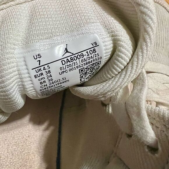 Women's Jordan 1 Mid SE "Corduroy" Sail/Orange-Orange Quartz - Picture 8 of 13